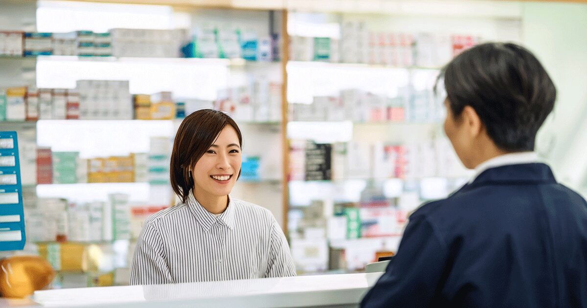 調剤薬局の事務さんが受付しているアイキャッチ画像
