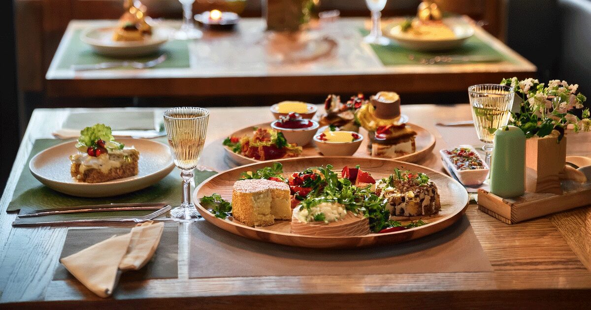 ケーキやサラダが並んでいるテーブル