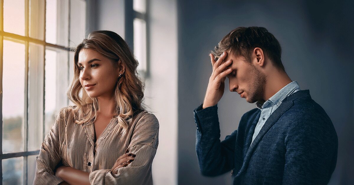 嬉しそうな女性とがっかりしている男性