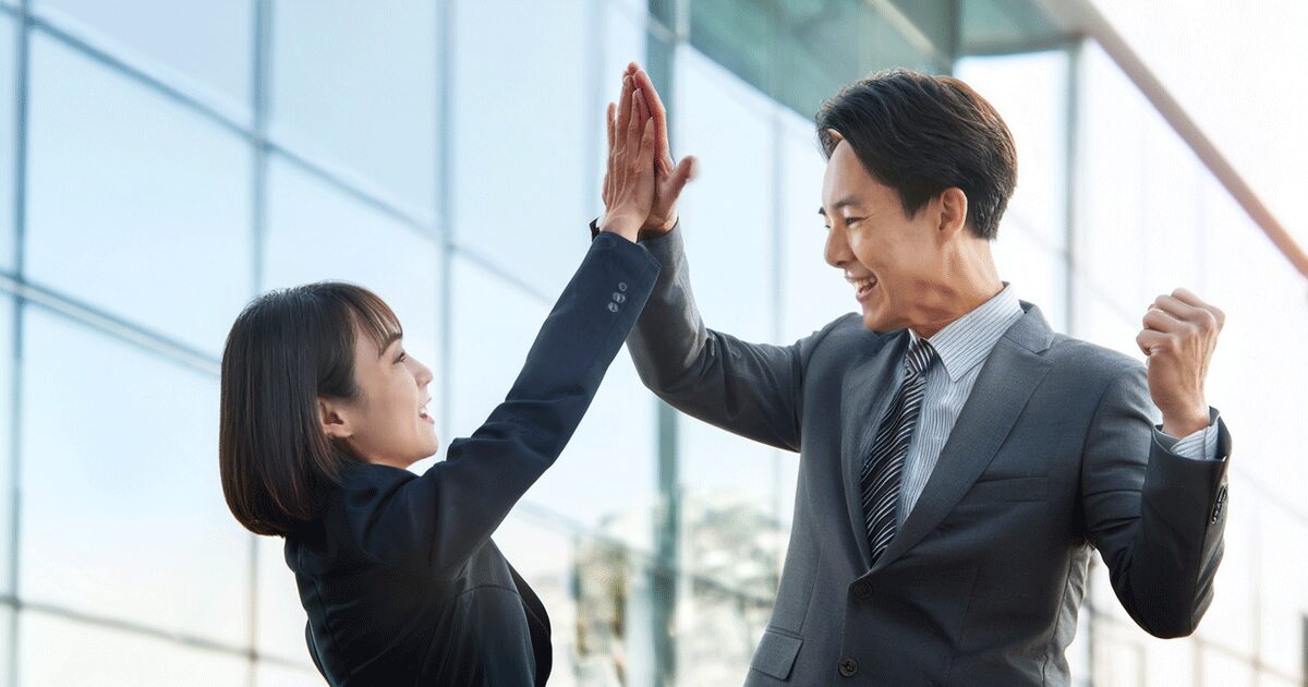 薬学生と就活スタッフがハイタッチしている画像