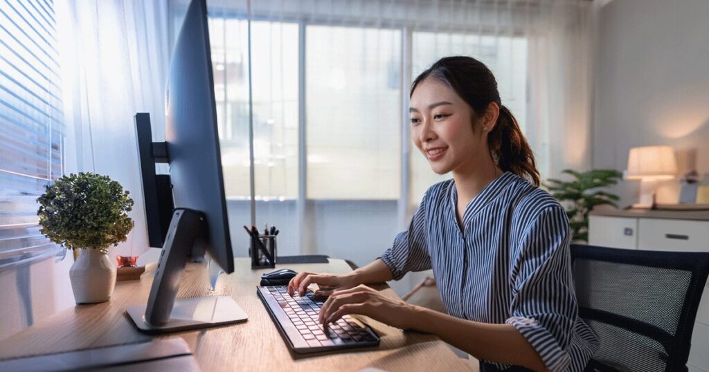 転職サイトを見ている薬剤師の女性